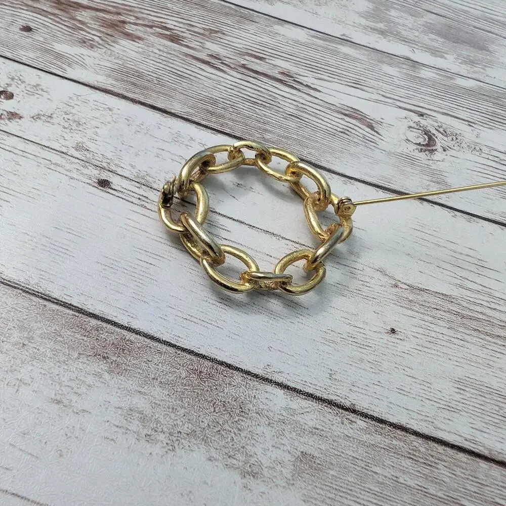 Vintage Brooch / Pin - Chain Design Circle 1 & 5/8